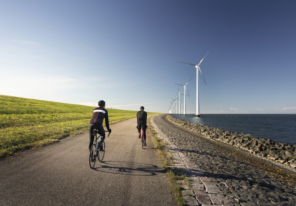 Fietsers op de ijsselmeerdijk