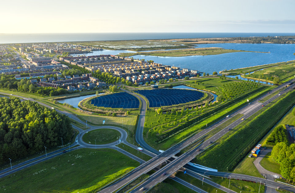 Zoneiland in Almere naast weg